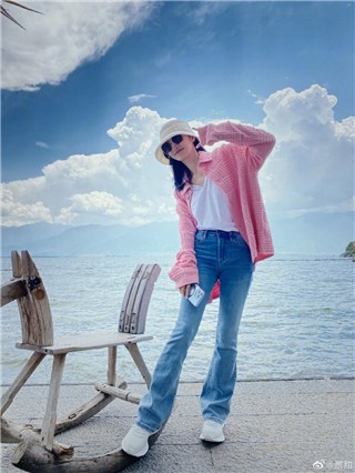 景甜粉外套白色遮阳帽看海    美人美景太养眼
