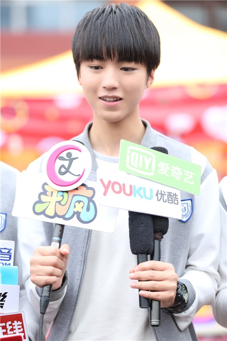 《少年时代》迎百人探班 TFBOYS薛之谦「棒球力」秀翻全场