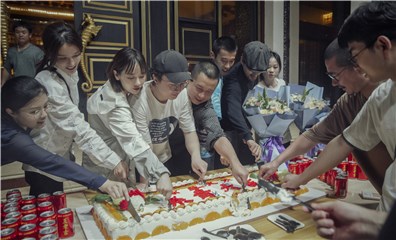周游领衔主演电影《玩火》杀青  期待与“憨憨”大若银幕相见