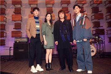 柯佳嬿、许光汉朝圣伍佰演唱会！〈Last Dance〉经典再现