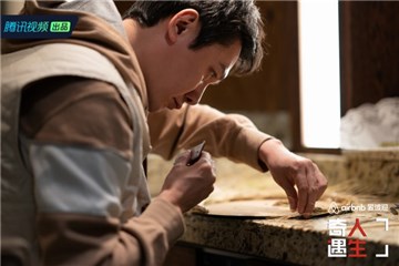 冯绍峰在用麦穗做手工