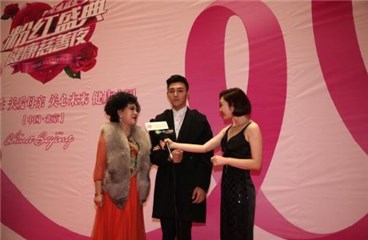 女高音歌手丰姗姗与歌手肖洋出席粉红盛典红毯仪式