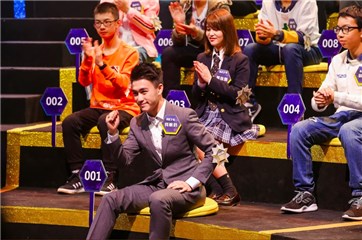 百人赛中何猷君表现抢眼,连续两轮登顶冠军