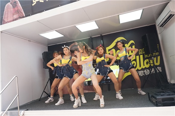黄榕跳唱歌《Melty Yellow》首播巡游