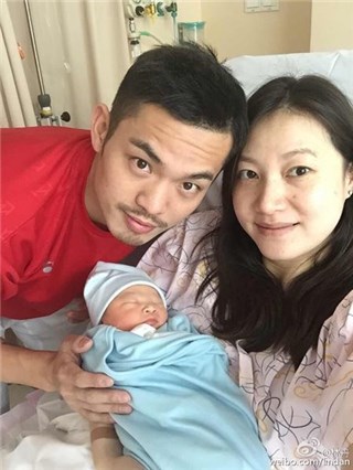 小丹丹来啦！林丹晒一家三口全家福 感谢妻子：辛苦了
