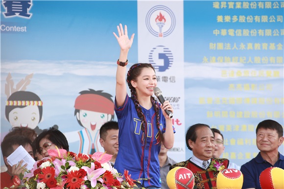 徐若瑄出席《第七届原乡盃国际软式少棒赛》担任开球嘉宾