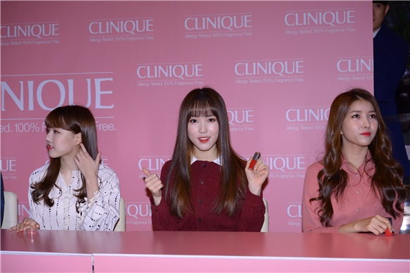 Clinique举办签名会 GFriend集体清纯亮相
