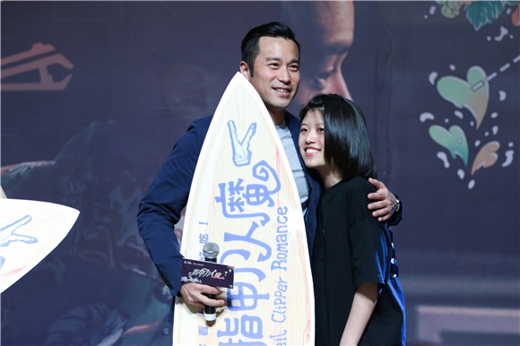 《指甲刀人魔》涂鸦首映礼燃爆 张孝全与女粉丝深情对视