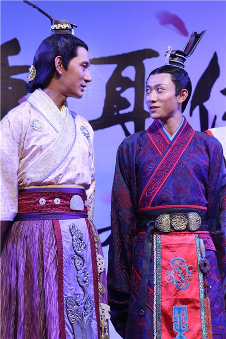 张含韵玩穿越脸圆似福娃显呆萌 张一山古装显丑、沈梦辰灿笑露双下巴