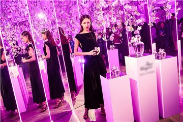 黄一琳现身菲拉格慕女士香水新品发布会红毯 简约小黑裙吸睛