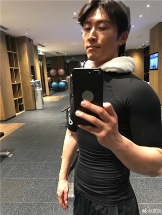 窦骁健身自拍尽展好身材 完美肌肉线条荷尔蒙炸裂