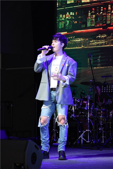 陈势安为生日音乐会做彩排 好友朱俐静现身支持