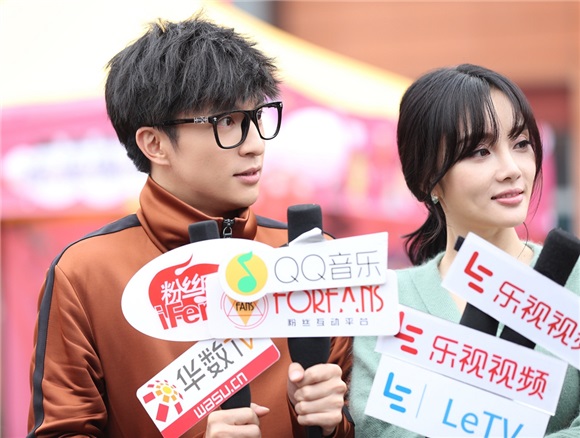 《少年时代》迎百人探班 TFBOYS薛之谦「棒球力」秀翻全场