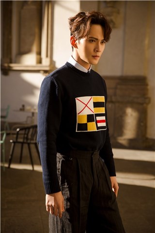 “小辫儿”造型太吸睛！徐正溪米兰写真展雅痞新风尚