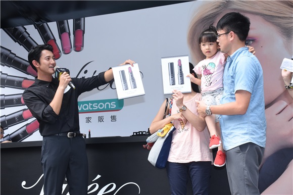 吴慷仁帅气出席彩妆活动与粉丝近距离互动