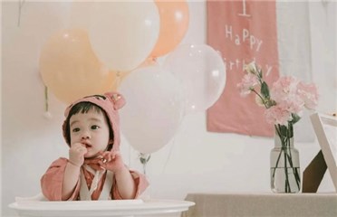 林宥嘉1岁女儿抓周「紧握麦克风」  Pippi一双大眼乌黑溜圆