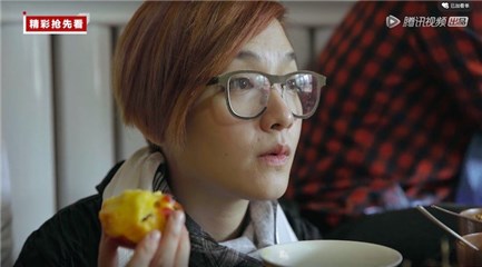 范晓萱观看旱獭乐队表演,异常投入