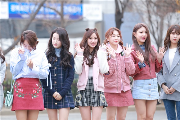 《音乐银行》上班路组图 GFRIEND‧BTOB等亮相