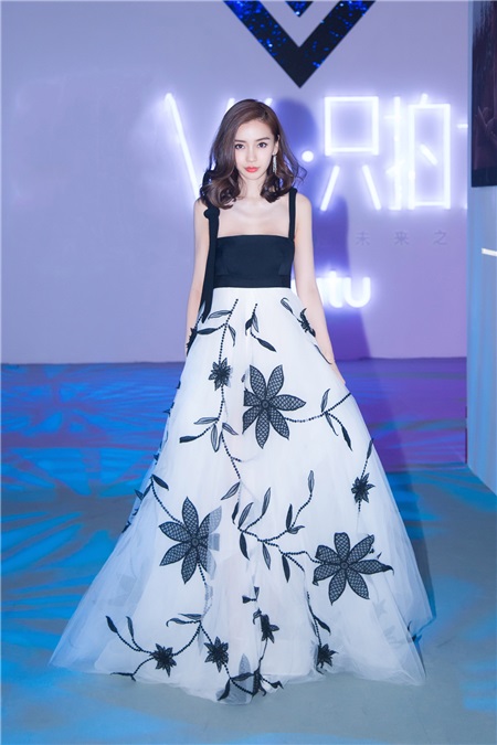 Angelababy黑白礼裙优雅亮相 现场即兴演唱惊艳粉丝