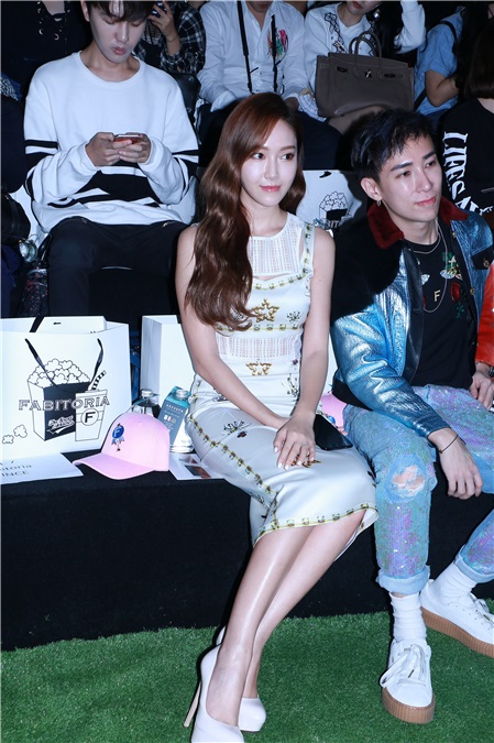 Jessica郑秀妍受邀看秀 裹身连衣裙秀S身材