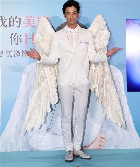 刘以豪出席护肤品活动
