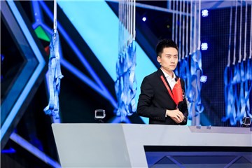等待公布结果,曾新异抱着国旗为自己祈祷