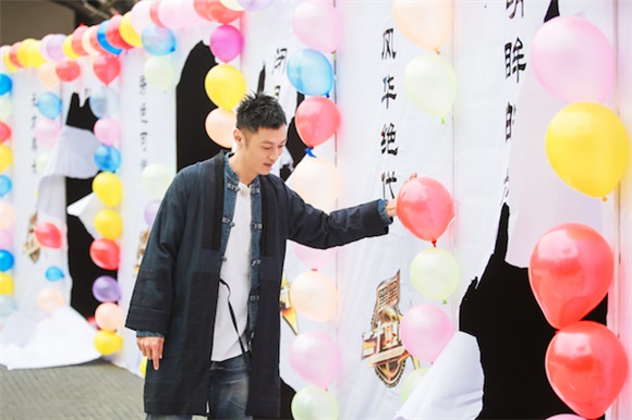 余文乐《24小时》弃型男包袱 穿东北大花袄扭秧歌
