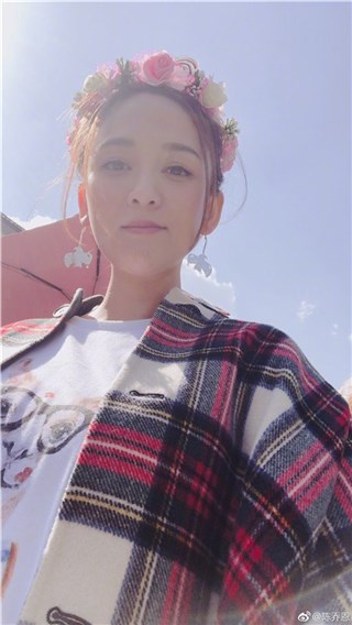 陈乔恩晒自拍下巴“大红痘”抢镜 笑称“痘”太任性不愿谈判