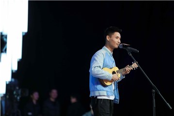 男嘉宾弹奏尤克里里