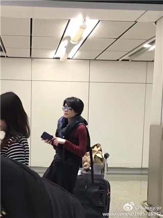 王菲谢霆锋机场玩亲亲 网友:这狗粮吃的开心
