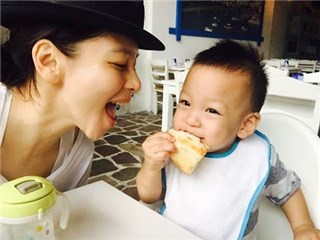 徐若瑄跟小V宝争食物！「求求你给妈咪吃一口！」萌炸