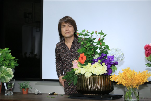 伍佰为电台活动献出插花秀