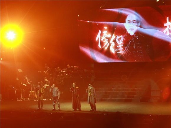 《男人帮演巡回唱会》澳门开锣 黄家强出场前忘拿话筒成笑柄1