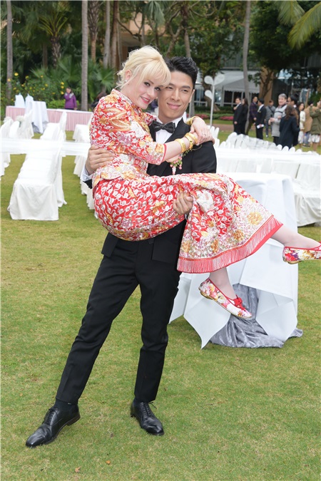 陈明恩与舞蹈员Eddy举行西式草地婚礼 王祖蓝和亚男双双来祝贺