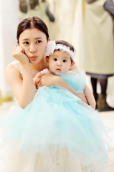 贾静雯咘咘试亲子婚纱 大小公主美呆众人