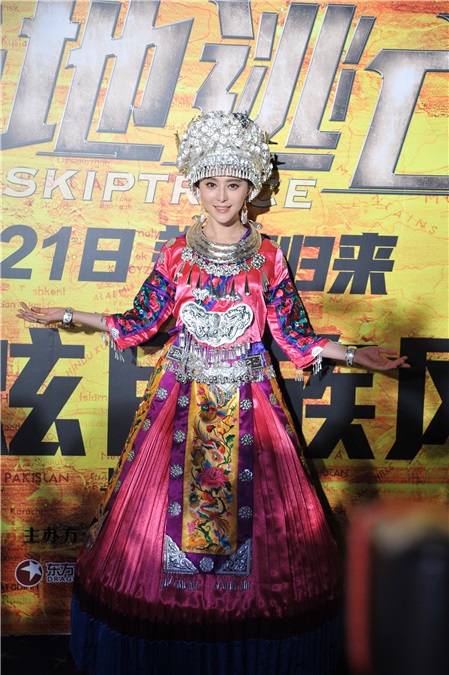 成龙《绝地逃亡》发布会「最炫民族风」跳舞卖萌 范冰冰变身「最美苗族小妹」