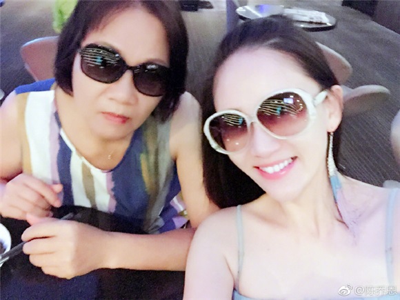 陈乔恩带着老妈度假之余 也宣告准备开工啦
