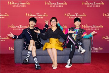 北京杜莎夫人蜡像馆总经理王锐女士与大张伟合影