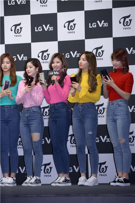 TWICE��ϯijƷ�Ʒ�˿ǩ����
