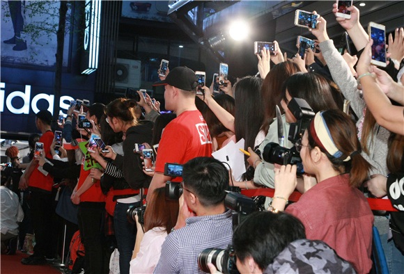 〈Yes 台北现场〉韩星苏志燮姜还是老的辣 死忠女粉集中台北西门町相随
