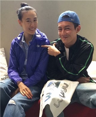 陈冠希秦舒培雪地自拍幸福满屏 网友：小两口好甜蜜