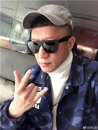孙红雷发博为女儿庆祝百日 粉丝:收到艺兴叔叔的美人鱼了吗