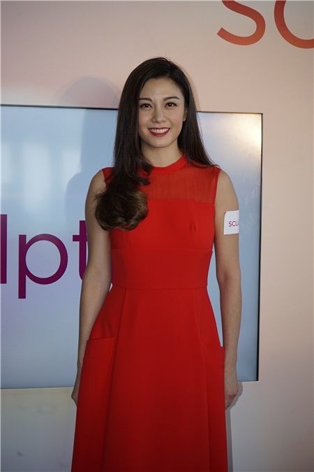 廖碧儿、赵颁如
出席美容活动