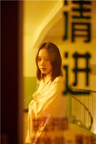 孙嘉灵出席品牌艺术展 飒爽粉调定格春日浪漫