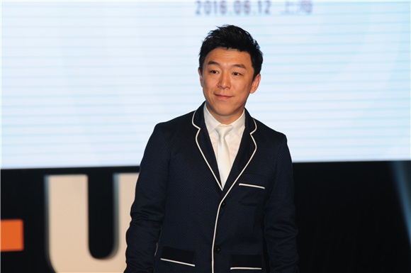 黄渤发起「HB+U」计划助力新导演 周迅贴心助阵素色连体裙优雅不抢镜