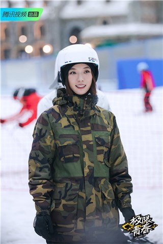 王珞丹挑战滑雪