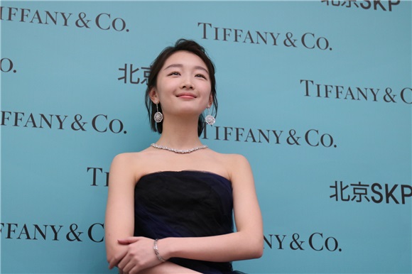 「宇宙夫妇」合体出席Tiffany活动 余文乐「老司机」频频逗乐周冬雨互动暧昧默契