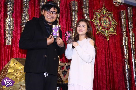Selina与小朋友手一起作铁罐花灯 透露下半年或将出新专辑