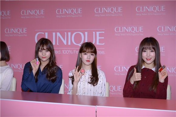 Clinique举办签名会 GFriend集体清纯亮相