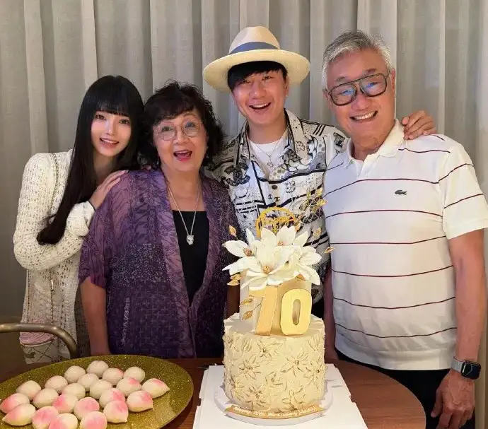 林俊杰带神秘女友为母庆生恋情曝光，经纪公司紧急否认怀孕传闻